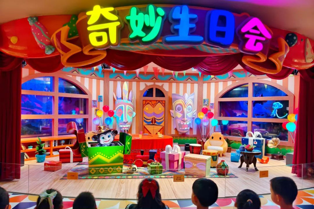 埃文斯承接的清远长颈鹿酒店餐厅动雕剧场-「奇妙生日会」顺利完工！