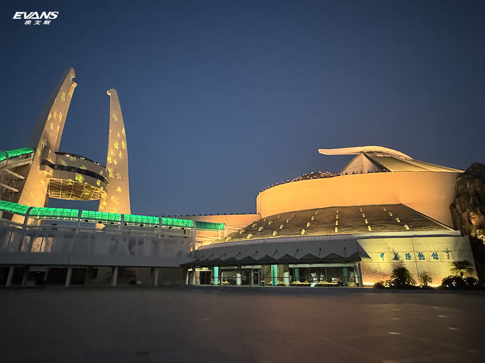 埃文斯承接的常州恐龙园-恐龙馆泛光照明提升改造项目顺利完工！